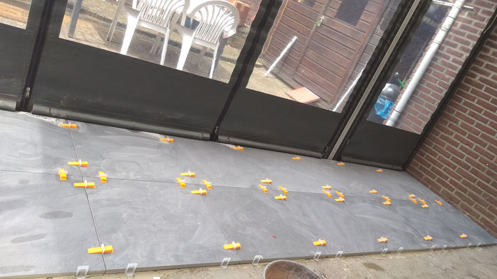 BTK Tegelzetters Venlo - aanleg terras buiten te Reuver - standaard uitgevoerd tegelwerk in verstek - keramische tegels 60x60x2 cm