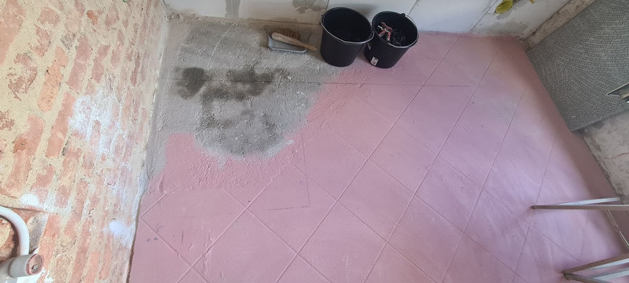 BTK Tegelzetters Venlo - grip primer bestaande ondergrond - retro badkamer renovatie te Herten
