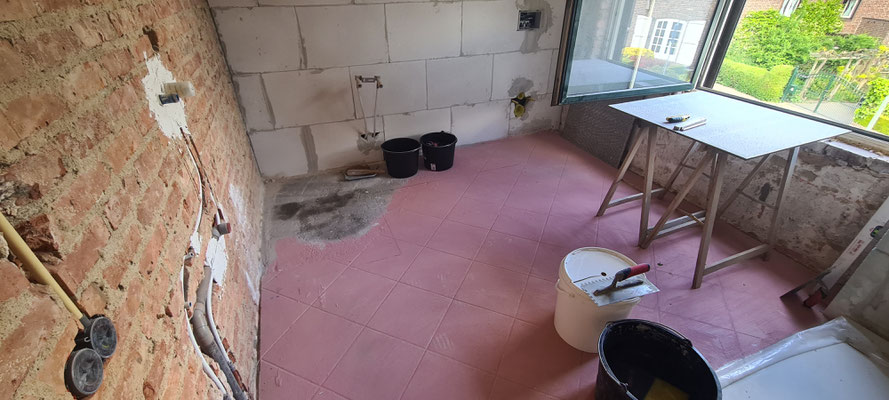 BTK Tegelzetters Venlo - grip primer bestaande ondergrond - retro badkamer renovatie te Herten