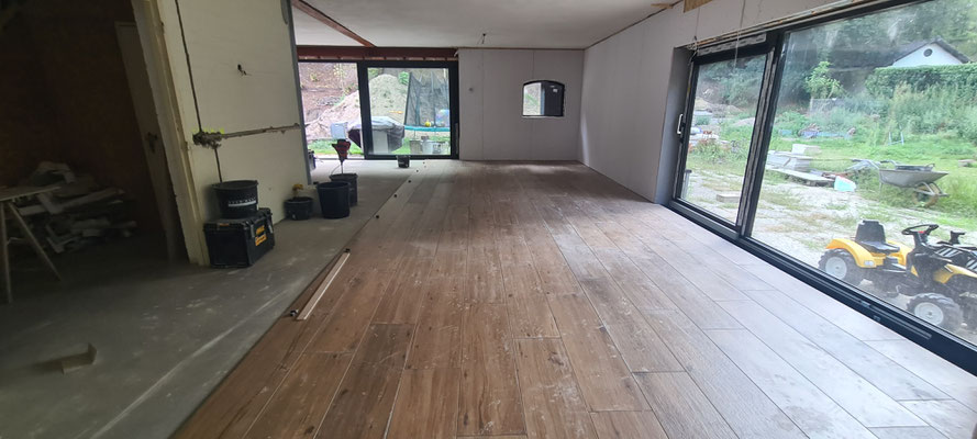 BTK Tegelzetters Venlo - tegelvloer houtlook te Venlo