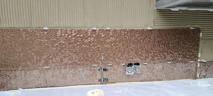 BTK Binnendijk Tegel en Kitwerk - Betegelen van keuken met 100x33 cm 3D schubben tegels in koper kleur