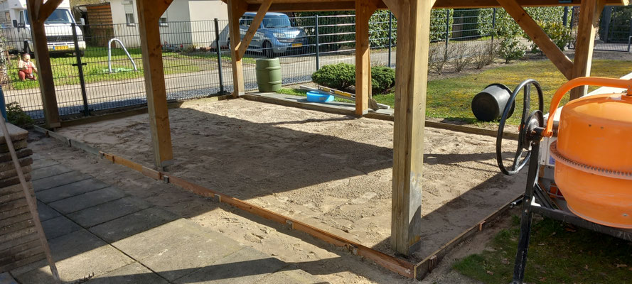 BTK Tegelzetters Venlo - aanleg overkapping met terras te Velden