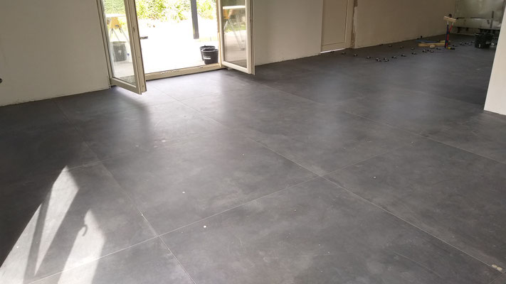 BTK Tegelzetters Venlo - tegelvloer te Maaseik - tegelwerk 120 x 120 cm vloertegels
