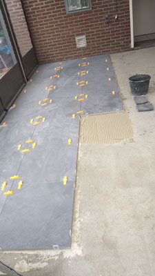 BTK Tegelzetters Venlo - aanleg terras buiten te Reuver - standaard uitgevoerd tegelwerk in verstek - keramische tegels 60x60x2 cm