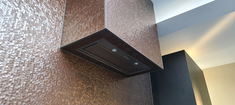 BTK Binnendijk Tegel en Kitwerk - Betegelen van keuken met 100x33 cm 3D schubben tegels in koper kleur