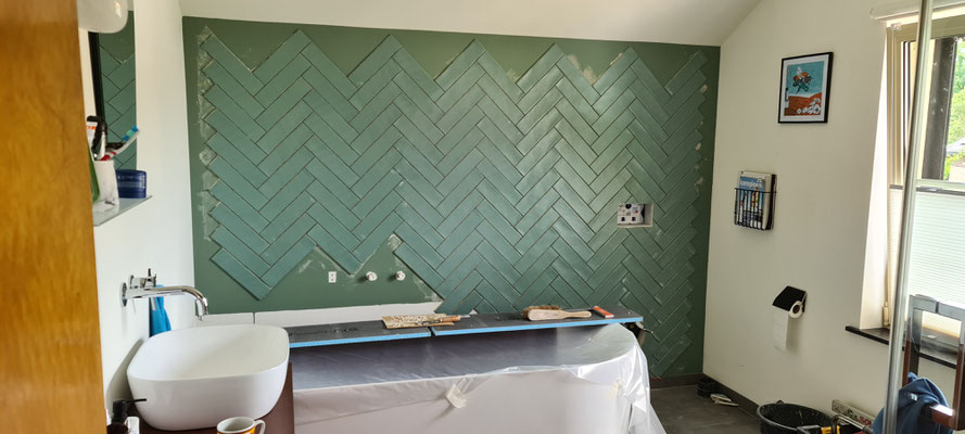 BTK Tegelzetters Venlo - tegelzetten visgraat - retro badkamer renovatie te Herten