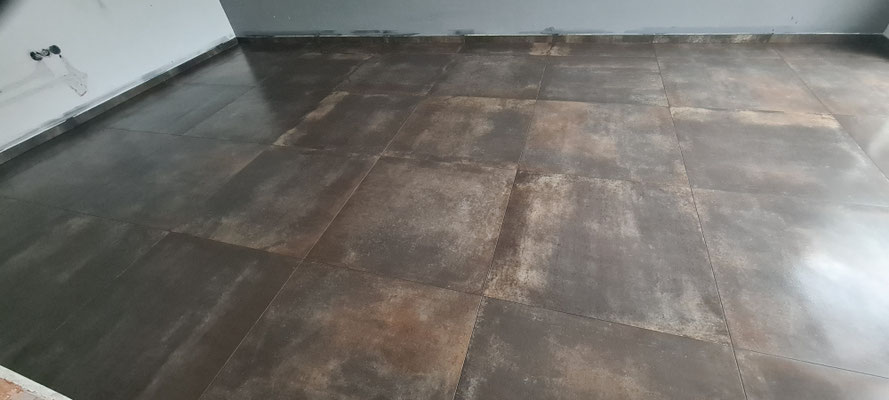 BTK Tegelzetters Venlo - tegelwerk vloer 90x90 te Neeritter