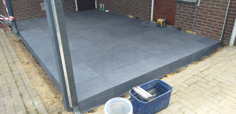 BTK Tegelzetters Venlo - aanleg terras buiten te Reuver - standaard uitgevoerd tegelwerk in verstek - keramische tegels 60x60x2 cm