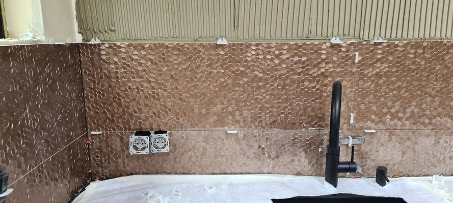 BTK Binnendijk Tegel en Kitwerk - Betegelen van keuken met 100x33 cm 3D schubben tegels in koper kleur