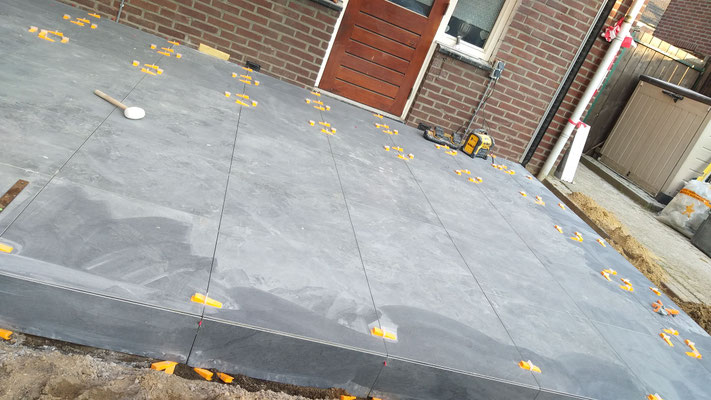 BTK Tegelzetters Venlo - aanleg terras buiten te Reuver - standaard uitgevoerd tegelwerk in verstek - keramische tegels 60x60x2 cm