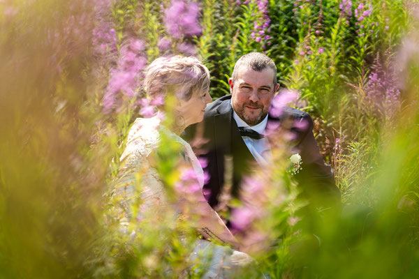 A intimate couple session in the flowers of the Aubrac