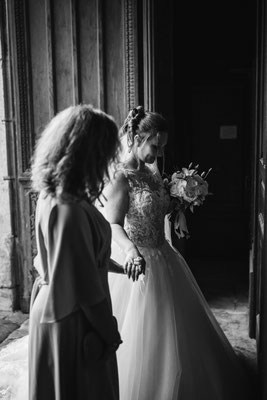 L'entrée de la mariée dans l'Eglise à Montbazens en Aveyron