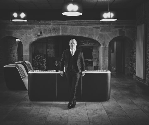 mariage-saint-geniez-aubrac-aveyron-photographe-nicomphoto-nicolas-martin-preparatifs-marié-chateau-de-la-falque-saint-eulalie