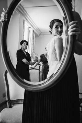 mom watching her daughter get ready on her wedding morning in Rodez