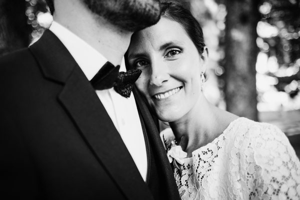 Les mariés pendant la séance de couple à Calmont en Aveyron