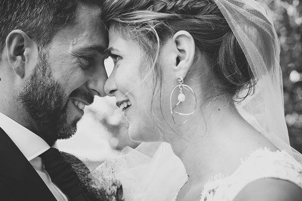 photographe-videaste-mariage-wedding-photographer-filmmaker-occitanie-haute-garonne-ariege-tarn-dordogne-lot-gers-aveyron-herault-mariage-authentique-intemporelles-images-films-videos-photos-sur-le-vif-mariés-robe-mariage