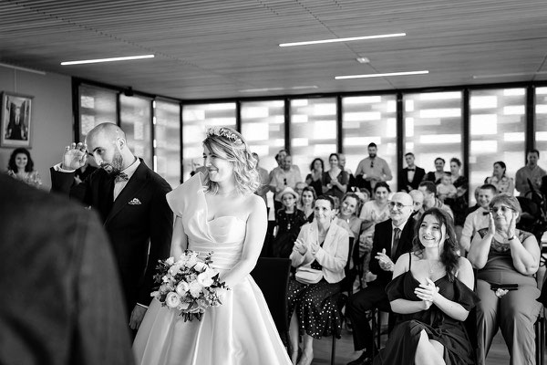 photographe-videaste-videographe-mariage-tarn-carmaux-albi-cordes-sur-ciel-mazamet-saix-lautrec-rabastens-gaillac-lescure-chateau-conques-mauriac-rode-saint-chely-domaine-flore-noir-blanc-authentiques-prise-sur-le-vif-wedding-herault-34-mairie