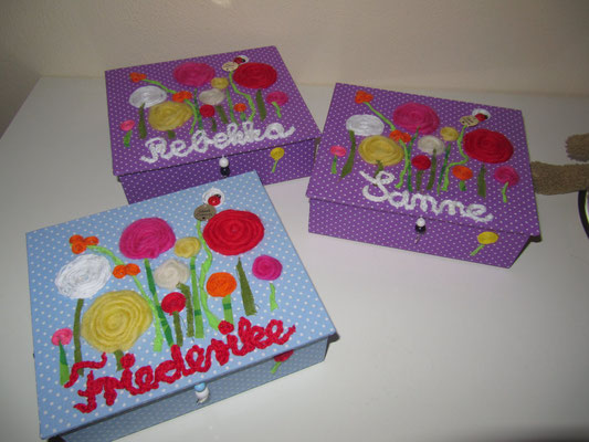 M Wollblumen-Wiese Kinderschmuckkästchen hellblau, lila mit Name, handgemachte Geschenkbox, kleines Kunstwerk