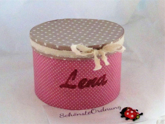 Lena - Erinnerungsbox mit Name Glitzerschrift, Babygeschenkbox, runde Schachtel mit Stoff; Zubehör: Schleife