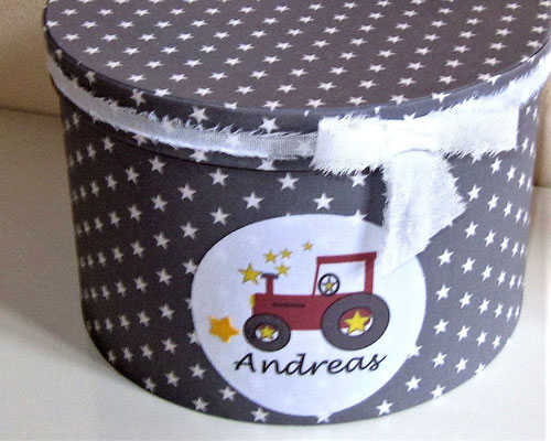 Andreas - Erinnerungsbox roter Traktor, Babygeschenkbox, runde Schachtel mit Stoff; Zubehör: Schleife