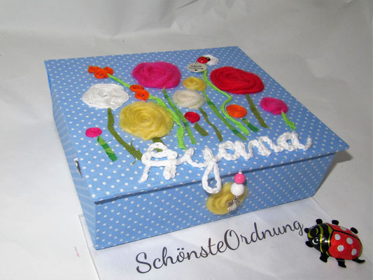 M Wollblumen-Wiese Kinderschmuckkästchen hellblau mit Name, handgemachte Geschenkbox, kleines Kunstwerk