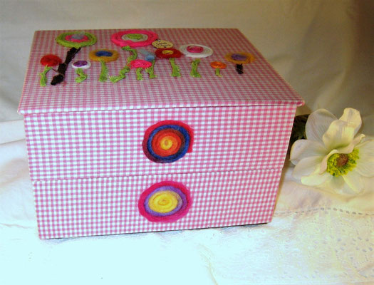 Schmuckturm, KinderschmuckkästchenLolli Pop rosa mit Name, handgemachte Geschenkbox, kleines Kunstwerk