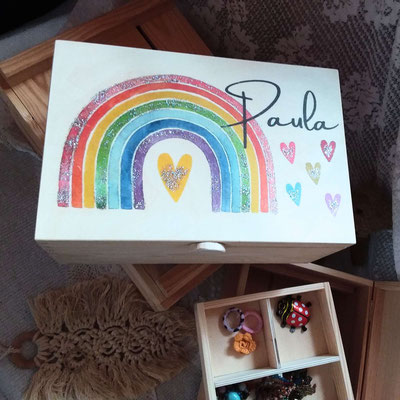 Schatzkiste "Paula" Deckelbild: regenbogenfarbener Regenbogen, rechts Herzchen und Name