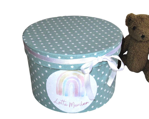  Lotta Marlin - Erinnerungsbox mit Name Regenbogen mint, Babygeschenkbox, runde Schachtel mit Stoff; Zubehör: Schleife