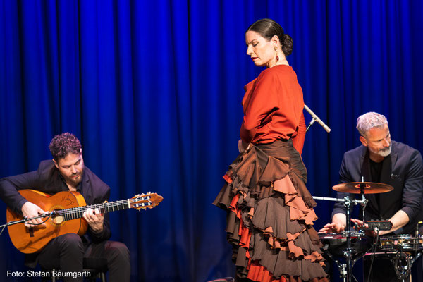 Carina La Debla in der Kulturfabrik Roth am 7.3.2024. Foto: Stefan Baumgarth