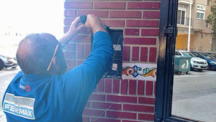 Preparación de la instalación de la nueva placa de video portero realizada por uno de los técnicos de Electro BB