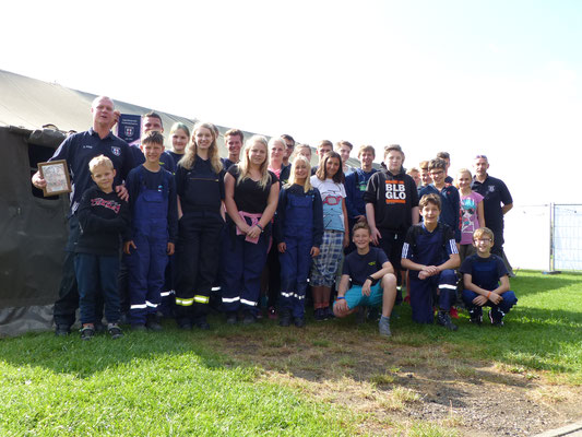 Kurzzeltlager 2016 in Stinteck "Gruppenfoto der Jugendfeuerwehren Oldendorf und Westerdeichstrich mit Betreuern"