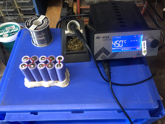 80 W Lötkolben mit großer Lötspitze und normales Lötzinn (verbleit oder bleifrei). Unbedingt darauf achten, so schnell wie möglich zu löten (<5s)!