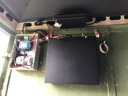 Links Steuerung/Regelung OpenDTU-Onbattery. Rechts Pylontech 2,4 kWh Akku. Oben Hoymiles HM-800 Wechselrichter.