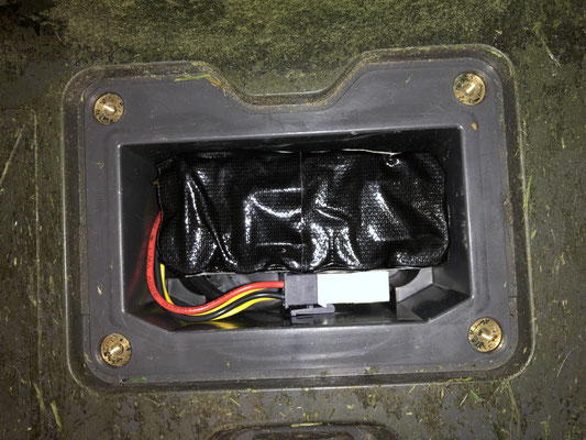 Fertig eingebauter Akku. Der Deckel passt. Es wird auch nichts eingeklemmt. Unbedingt darauf achten, dass kein Kabel eingeklemmt wird.