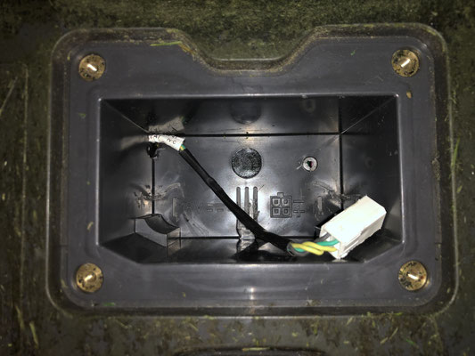 Ich musste vor dem Einbau erstmal alle Kunststoffteile innen abschneiden. Den Stecker des Kabels musste ich auch etwas bearbeiten, so dass er durch das Loch passt, weil ich das Kabel woanders lang legen musste. Dazu muss man den Roboter einmal öffnen.