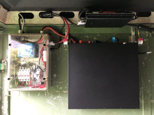 Links Steuerung/Regelung OpenDTU-Onbattery. Rechts Pylontech 2,4 kWh Akku. Oben Hoymiles HM-800 Wechselrichter.