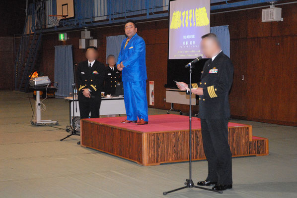 制作のための取材過程において、海上自衛隊横須賀教育隊で講演