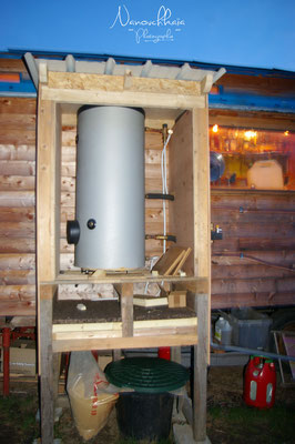 02/2011 - Installation d'un ballon pour stocker l'eau chaude produite par les panneaux solaires thermiques.