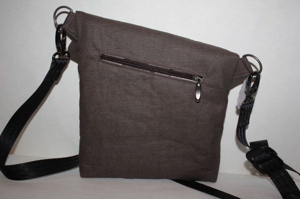 Rückseite der Tasche .. hier eine zusätzlich gearbeitete Reissverschluss-Einstecktasche