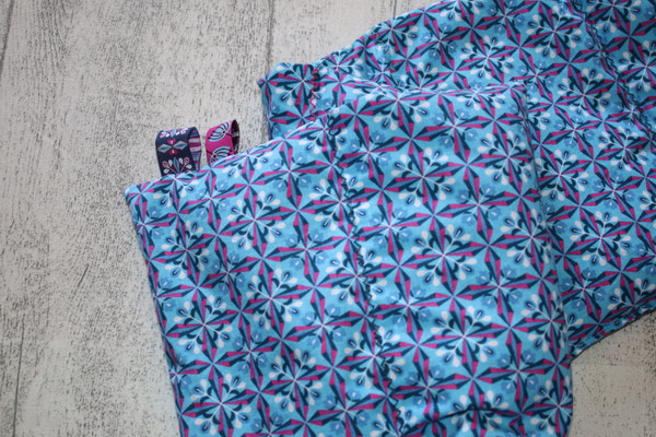 Design/Farbe: Bloomy Diamonds blau - Zick-Zack-Naht in versch. Farben - Webband: Blume + dto.