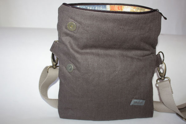 unterhalb der Klappe ein Magnetdruckknopf zur Fixierung der Klappe / Zubehör + Zipper in altmessing / 30er Baumwoll-Gurtband in beige