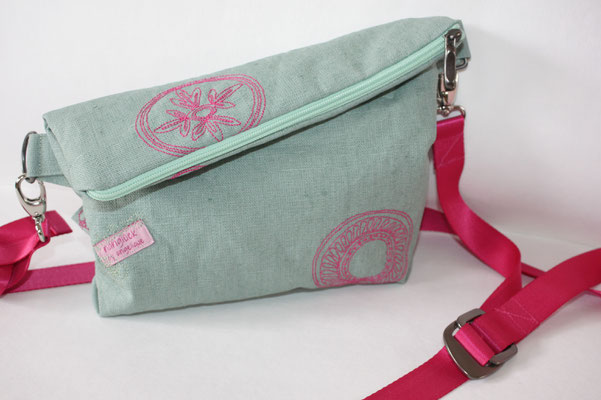 besch. Leinen VERTE mit Stickapplikationen in pink versehen (Stickdatei von anjariegerdesign.com) 