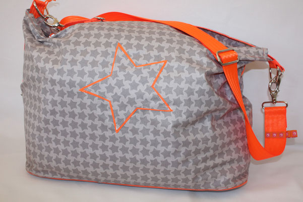 NOCH ZU HABEN: STAARS mit neonorange applizierten Stern