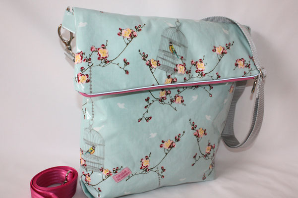 große Messengerbag: besch. Baumwolle Au Maison: Birdcage aqua sky mit schrägem Reissverschluss, Reflektorband + mit silberfarbenen Zippern ... Maße: ca. 28/36 cm breit x 36 cm hoch (geklappt) x 8 cm tief ... 79