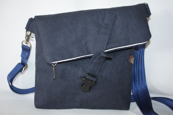 besch. Leinen "blau" - schräg gearbeitete Klappe mit Steckverschluss-Riegel - Maße: ca. 21/23 cm breit x 33 cm lang (ungeklappt) - geklappt: 24 +21 cm hoch/lang :) x 3 cm tief