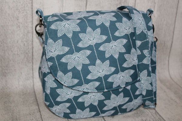 Klappentasche aus Coated-Baumwolle von Au Maison - Design: Lotus - Farbe: dusty petrol VERFÜGBAR 89