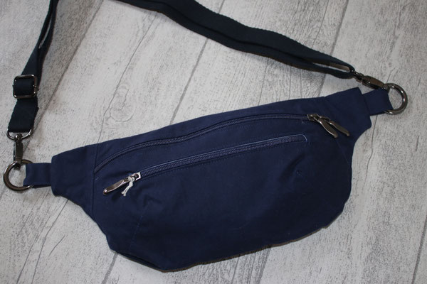 VERFÜGBAR !! gearbeitet aus Oilskin in der Farbe blau .