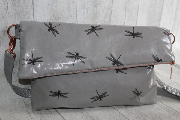 Umschlagtasche: besch. Baumwolle Dragonfly grey - Maße: ca. 24 cm hoch + 10/14 cm Umschlag x 36 cm breit unten x 5 cm tief 