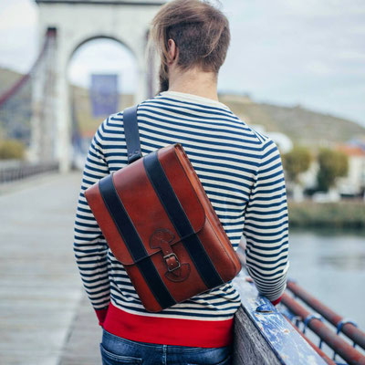 Sac à dos "Raider" Photo: Alexe Bec/Dollpoupee; Model: Roman Di Zazzo; Vétement et partenariat : Alanis Boutique Tournon