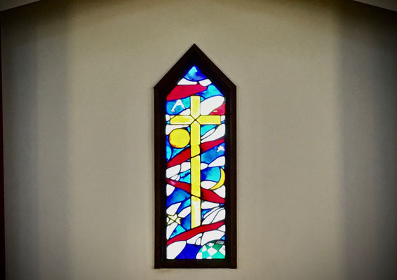 十字架のステンドグラス（礼拝堂）